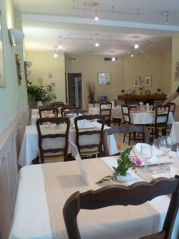 Objat Hotel De France מראה חיצוני תמונה