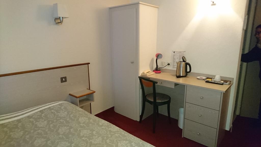Objat Hotel De France מראה חיצוני תמונה