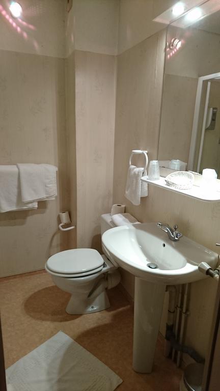Objat Hotel De France מראה חיצוני תמונה